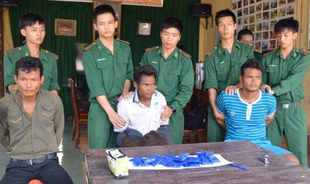 Trois Laotiens arrêtés pour trafic de drogue à Quang Tri ảnh 1