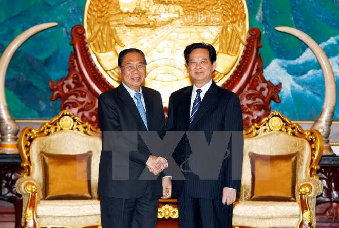 Le PM Nguyen Tan Dung reçu par des dirigeants laotiens ảnh 1
