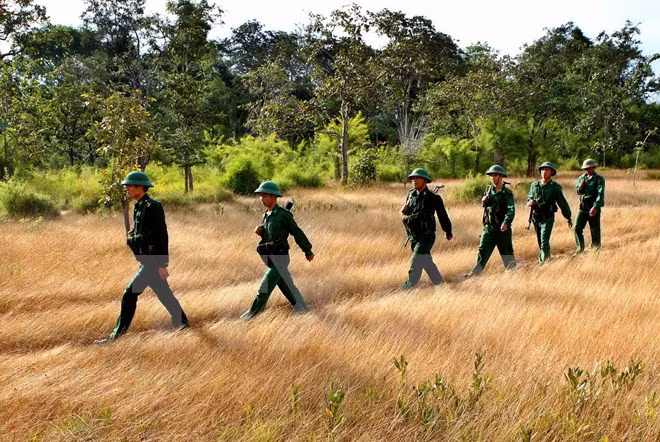 Réunion sur la sécurité et la défense de la ligne frontalière Vietnam-Cambodge à Can Tho ảnh 1