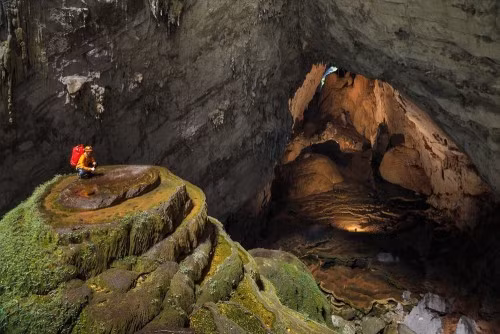 Des ambassadeurs découvrent la grotte de Son Doong ảnh 1