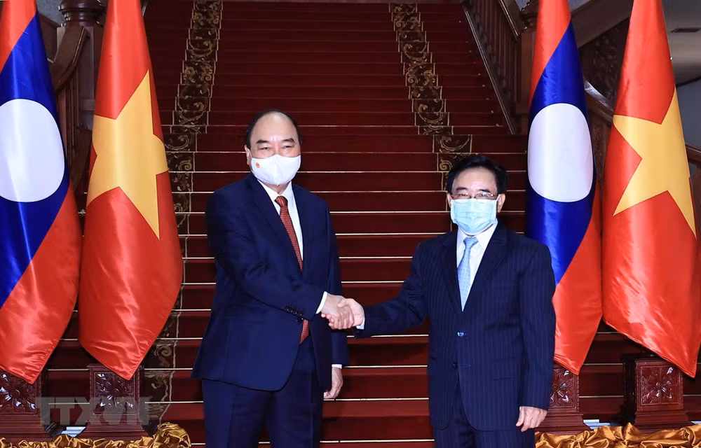 Le président Nguyen Xuan Phuc rencontre des personnalités du Laos ảnh 1