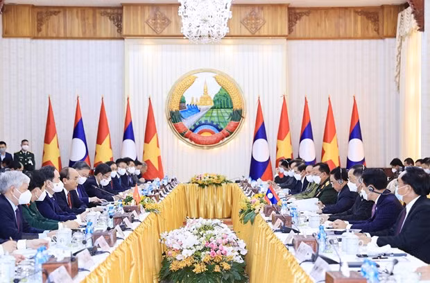 Le président Nguyen Xuan Phuc rencontre des personnalités du Laos ảnh 2