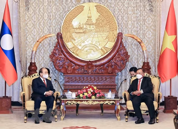 Le président Nguyen Xuan Phuc rencontre des personnalités du Laos ảnh 3