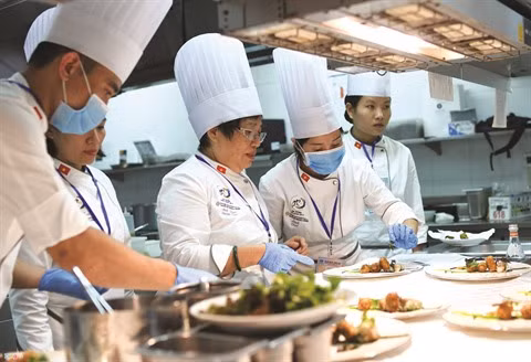 Elle met les petits plats dans les grands ảnh 1