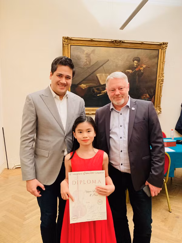 Nguyen Nguyen Le remporte un concours international de violon en Belgique ảnh 1