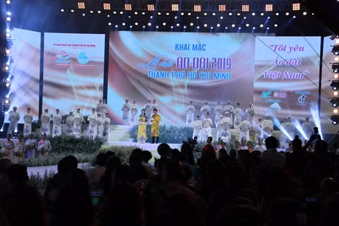Sous le charme de l’áo dài, la tunique traditionnelle ảnh 1