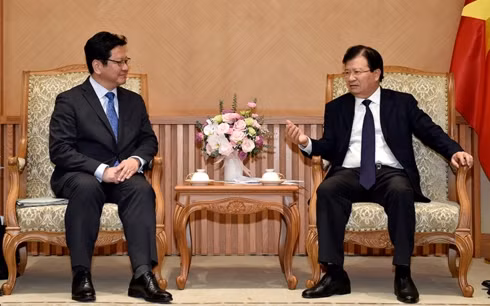 Le vice-PM Trinh Dinh Dung reçoit un dirigeant du japonais JBIC ảnh 1