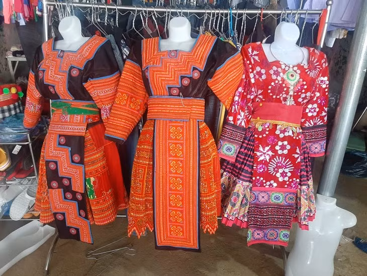 Mùa Thi Tông, une couturière Mông ảnh 1 Mùa Thi Tông, une couturière Mông ảnh 1