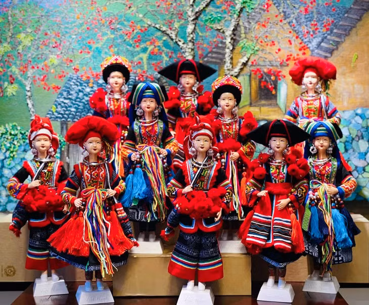 Nguyên Hoàng Anh et ses poupées aux costumes ethniques ảnh 1