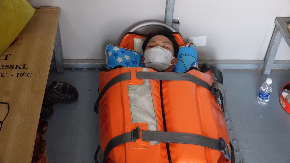 Da Nang: Amener un marin victime d'un grave accident en mer au continent ảnh 1 Da Nang: Amener un marin victime d'un grave accident en mer au continent ảnh 1