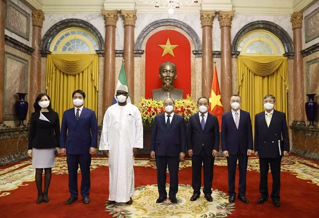 Le président Nguyên Xuân Phuc reçoit cinq ambassadeurs étrangers ảnh 1