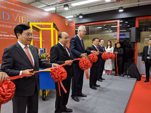 Le PM Nguyen Xuan Phuc inaugure la semaine des produits vietnamiens à Singapour ảnh 1