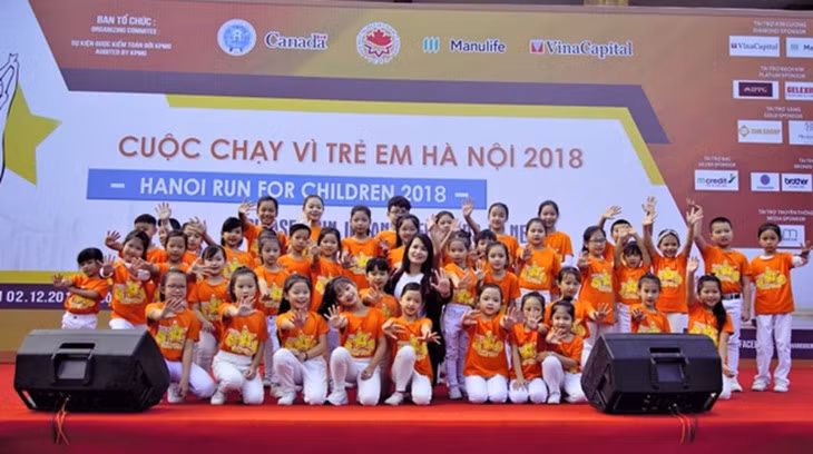 Des milliers de personnes participent à la Course pour les enfants Hanoi 2018 ảnh 1
