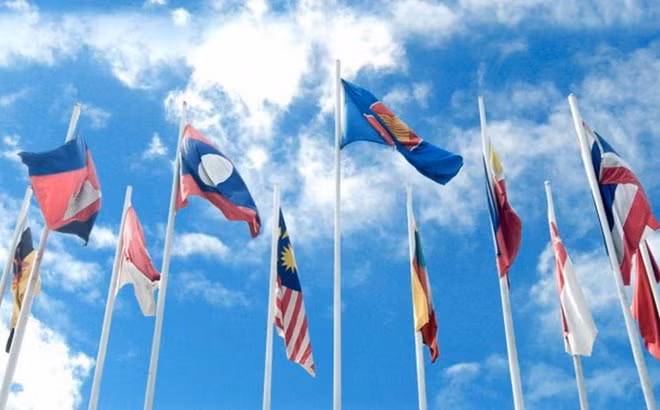 Marche en l’honneur du cinquantenaire de l’ASEAN à Vientiane ảnh 1