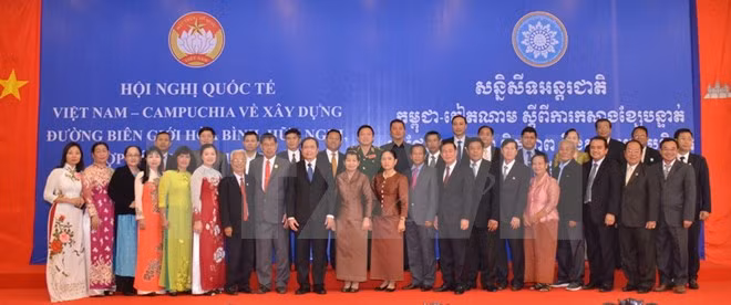 Le Vietnam et le Cambodge s’engagent à contruire une frontière de paix ảnh 2