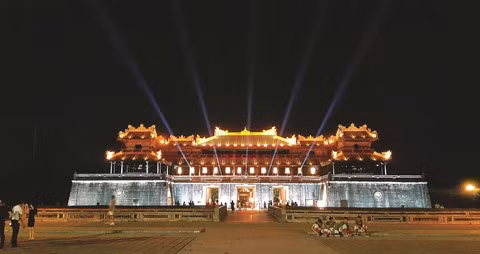 L’ancienne Cité impériale de Huê revêt ses habits de lumière ảnh 1