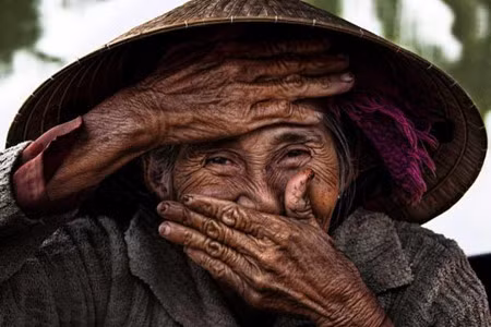 Le "Sourire caché" de la "plus belle vieille femme du monde" ảnh 1