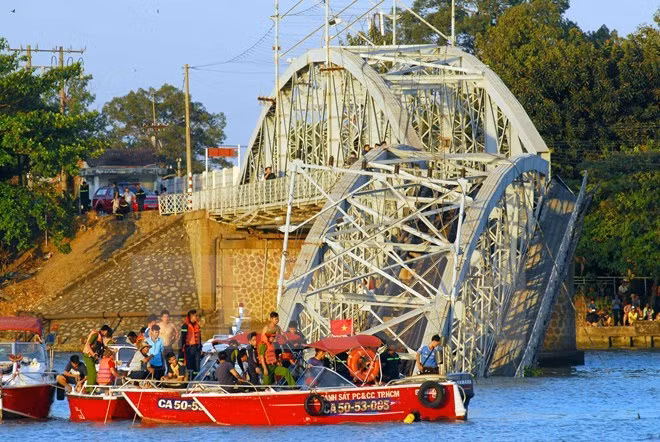 Arrestation d'une 3è personne impliquée dans l'effondrement d'un pont ferroviaire ảnh 1