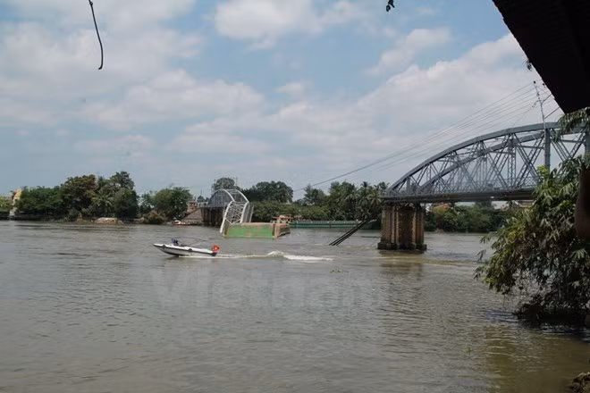 Le vice-PM donne ses instructions après l'effondrement d'un pont ferroviaire ảnh 1