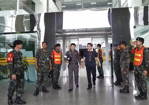Une bombe fait plus de 20 blessés dans un hôpital militaire de Bangkok ảnh 1