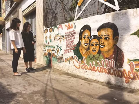 Le vieil homme qui donne une nouvelle jeunesse à une ruelle à Hanoi ảnh 2
