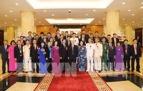Le PM au programme “Gloire au Vietnam - 30 ans de renouveau” ảnh 2