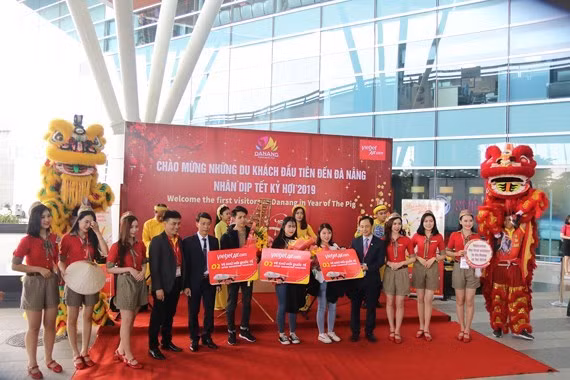 Da Nang et Quang Ninh accueillent les premiers visiteurs étrangers lors du Nouvel an lunaire ảnh 1 Da Nang et Quang Ninh accueillent les premiers visiteurs étrangers lors du Nouvel an lunaire ảnh 1
