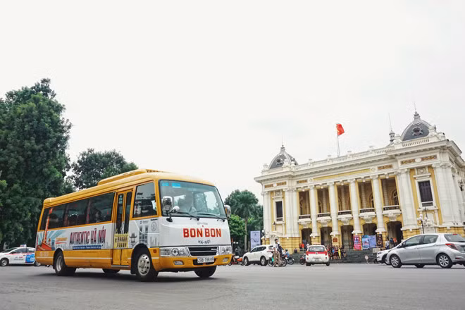 Bonbon Hanoi, tour de la capitale en bus vintage ảnh 1