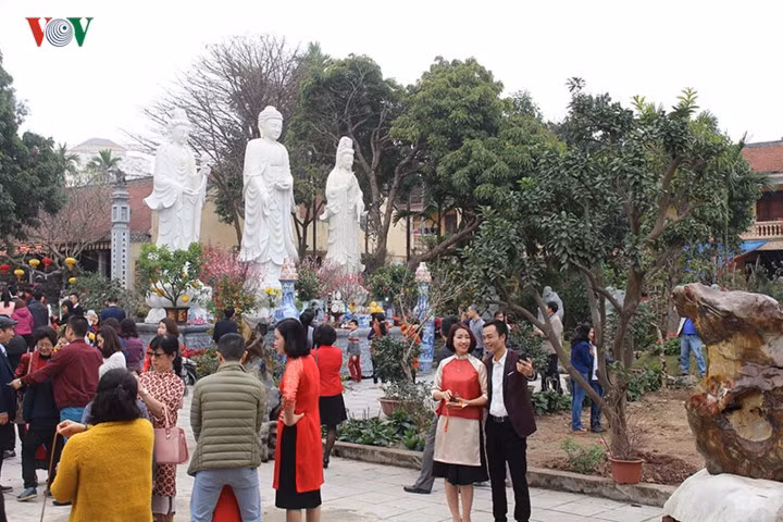 Se rendre dans les pagodes au printemps ảnh 1