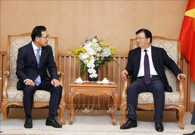 Le vice-PM Trinh Dinh Dung reçoit le nouveau directeur de Samsung Vietnam ảnh 1
