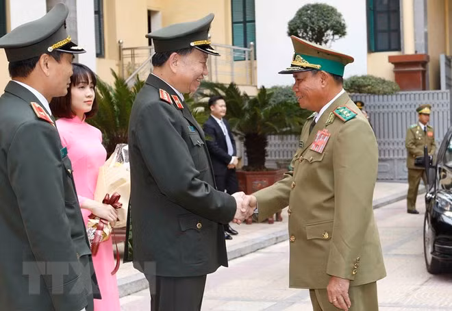 Les ministères vietnamien et laotien de la Sécurité publique renforcent leurs liens ảnh 1