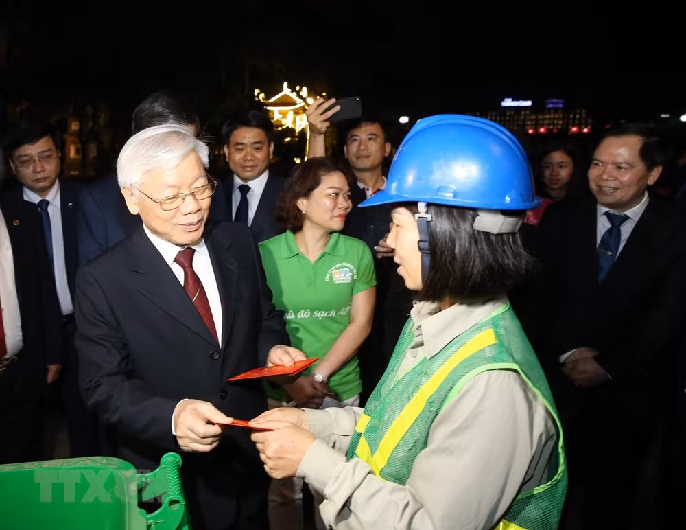 Le SG du Parti et président Nguyen Phu Trong adresse ses vœux du Têt à plusieurs organes ảnh 2