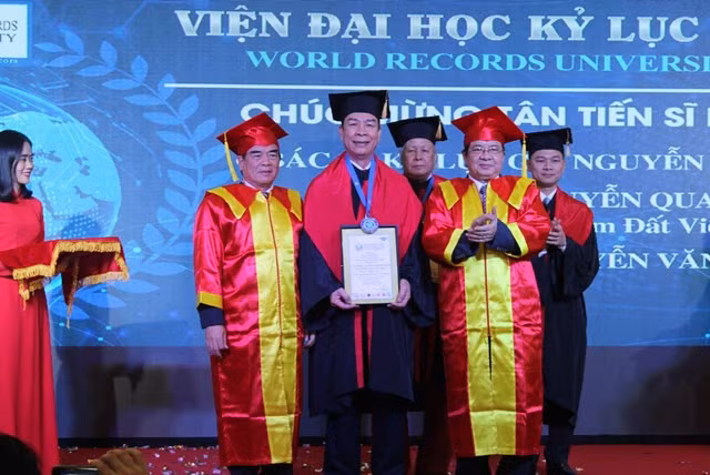 Un Vietnamien promu Docteur honoris causa de la World Records University ảnh 1 Un Vietnamien promu Docteur honoris causa de la World Records University ảnh 1