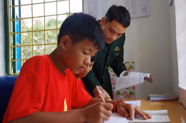 Lai Châu: quand les gardes-frontières adoptent des enfants ảnh 2 Lai Châu: quand les gardes-frontières adoptent des enfants ảnh 2