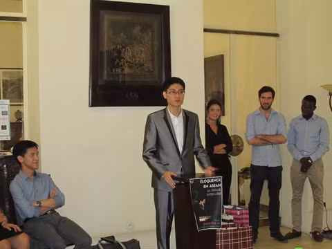Nguyên Viêt Dung et Zoé Henri remportent le concours "Éloquence en ASEAN 2016" ảnh 1