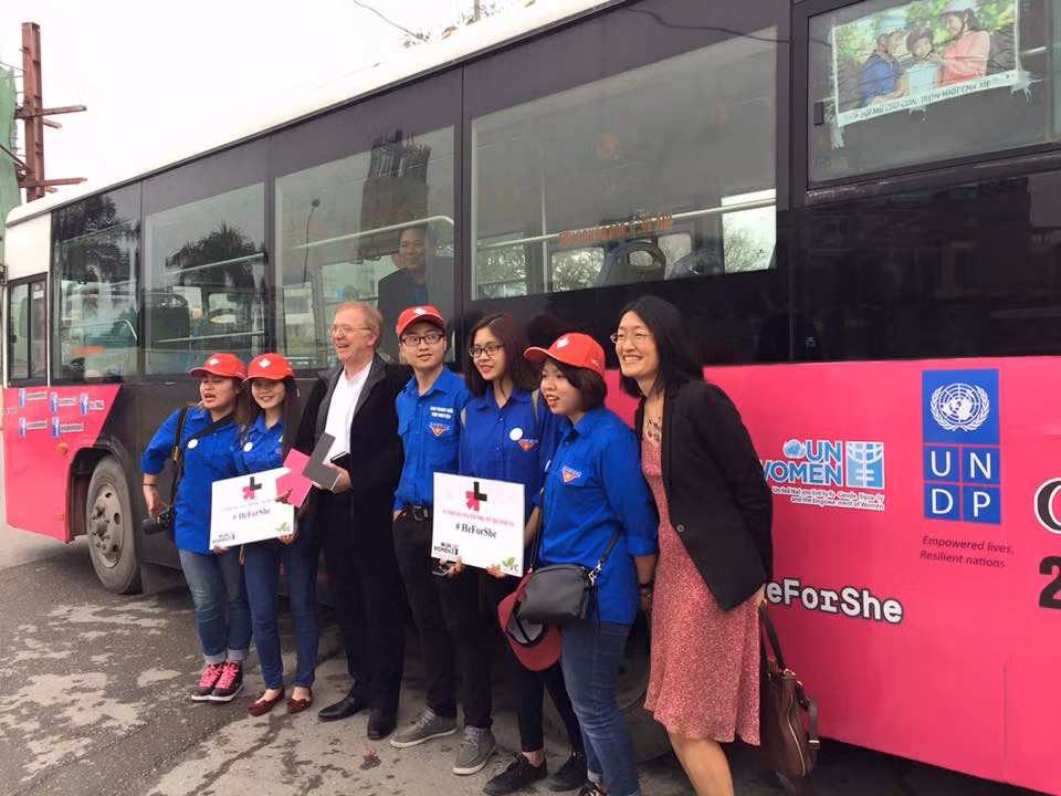 Un bus parcourt Hanoi pour la promotion de l'égalité des sexes auprès des jeunes ảnh 1