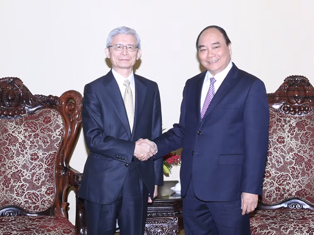 Le vice-Premier ministre Nguyen Xuan Phuc reçoit le vice-président exécutif de Toyota ảnh 1