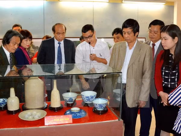 Exposition de 500 anciens objets de la Préhistoire au 19e siècle à Phu Tho ảnh 1