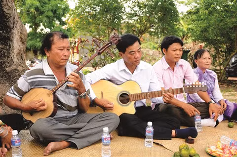 Écouter du đờn ca tài tử et contempler la lune sur le marais de Dông Hô ảnh 2 Écouter du đờn ca tài tử et contempler la lune sur le marais de Dông Hô ảnh 2