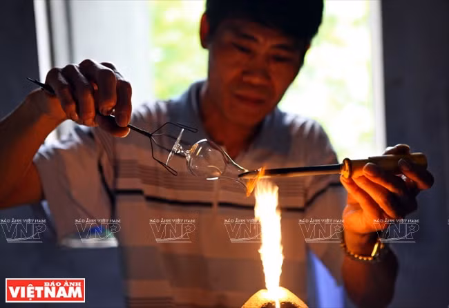 Les artisans verriers de la commune de Thong Nhat ảnh 1 Les artisans verriers de la commune de Thong Nhat ảnh 1