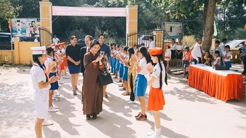 Inauguration de la 50e école investie par le Fonds pour les enfants vietnamiens ảnh 1