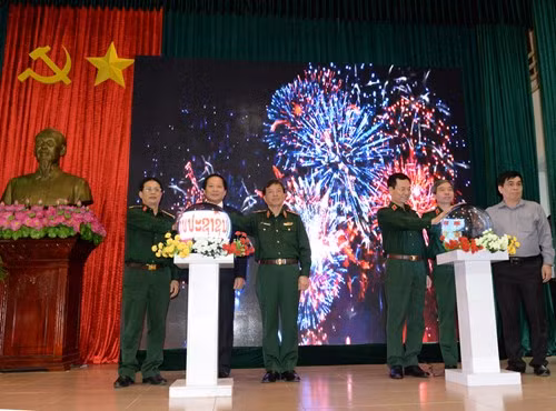 Les versions laotienne et khmère du quotidien Quan doi nhan dan en ligne voient le jour ảnh 1