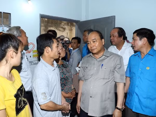 Le PM dialogue avec des ouvriers à Dong Nai ảnh 1