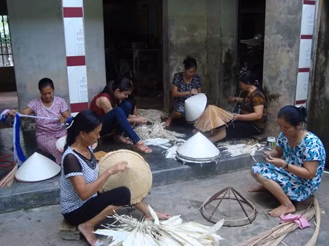 À Chuông, le village qui préserve la quintessence du nón ảnh 2