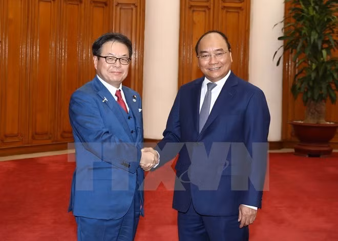 Le PM Nguyen Xuan Phuc reçoit le ministre japonais de l'Économie ảnh 1