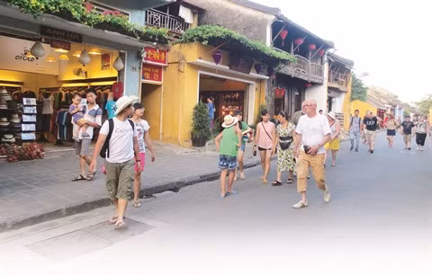Faire du tourisme un secteur clé de l’économie vietnamienne ảnh 2
