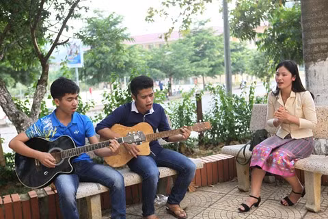 Les étudiants lao expérimentent les pratiques culturelles vietnamiennes ảnh 3
