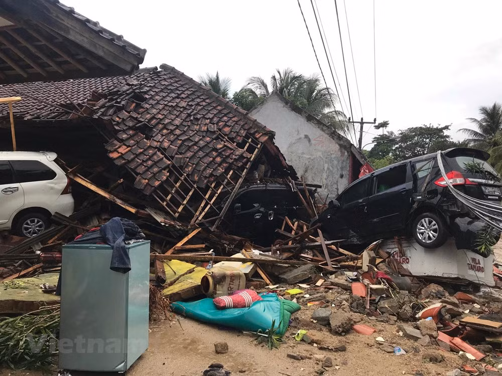 Tsunami en Indonésie : le bilan s'alourdit à plus de 1.000 morts et blessés ảnh 1