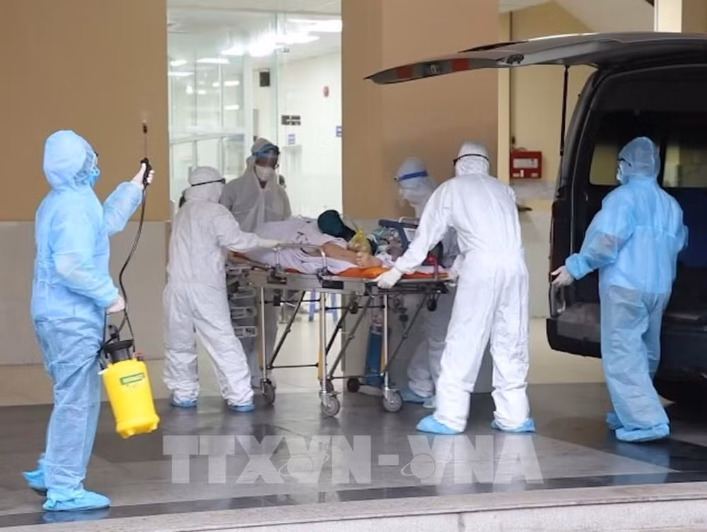 COVID-19 : 247 nouveaux cas et quatre décès supplémentaires confirmés dans le bilan actualisé à midi ảnh 1