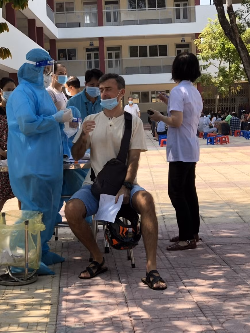 Vaccination anti-COVID-19 pour des résidents étrangers à Hanoï ảnh 2